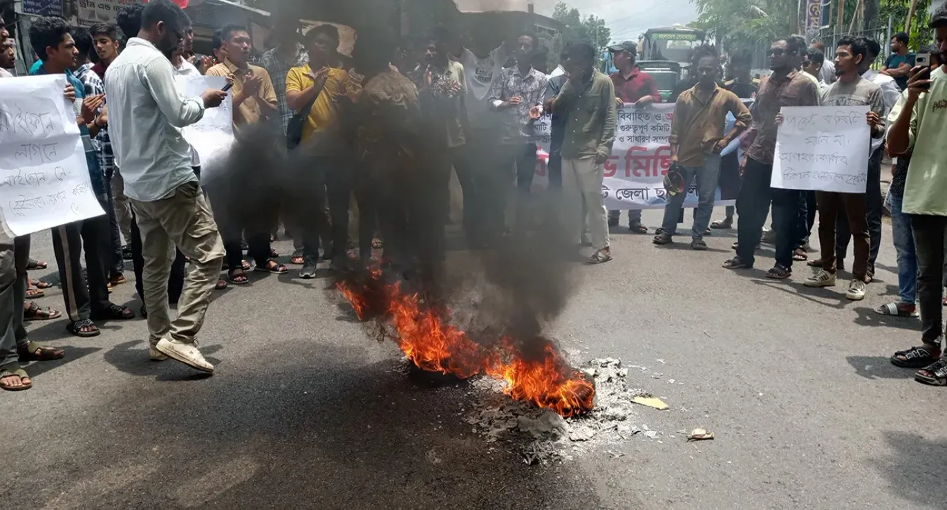 ছাত্রদলের নতুন কমিটি বাতিলের দাবিতে সড়ক অবরোধ 